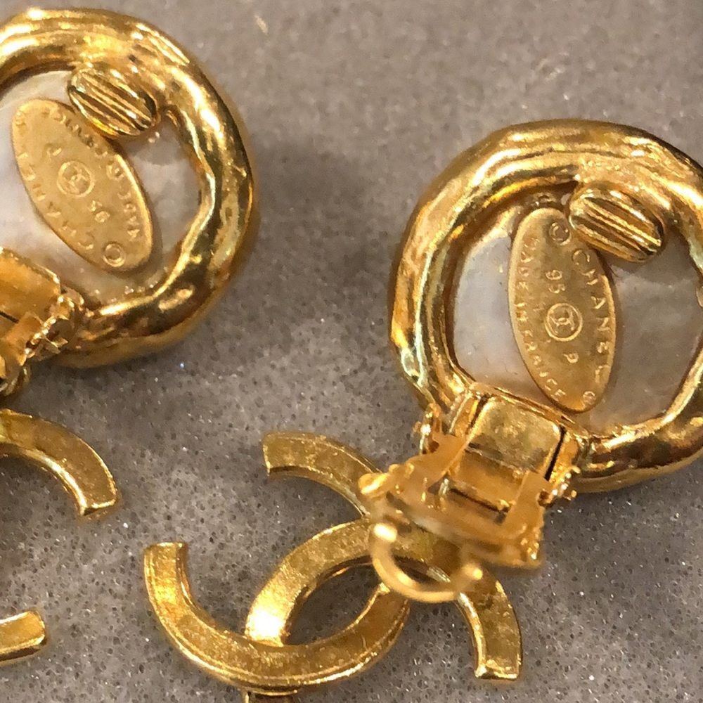 CHANEL COCO Mark Pearl Swing Earrings 95P Engraved w/ Box 24k Gold Plated - Picture 13 of 17